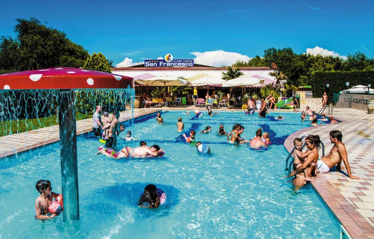 Victoria Mobilehome In Centro Vacanze San Francesco Duna Verde Buitenkant foto